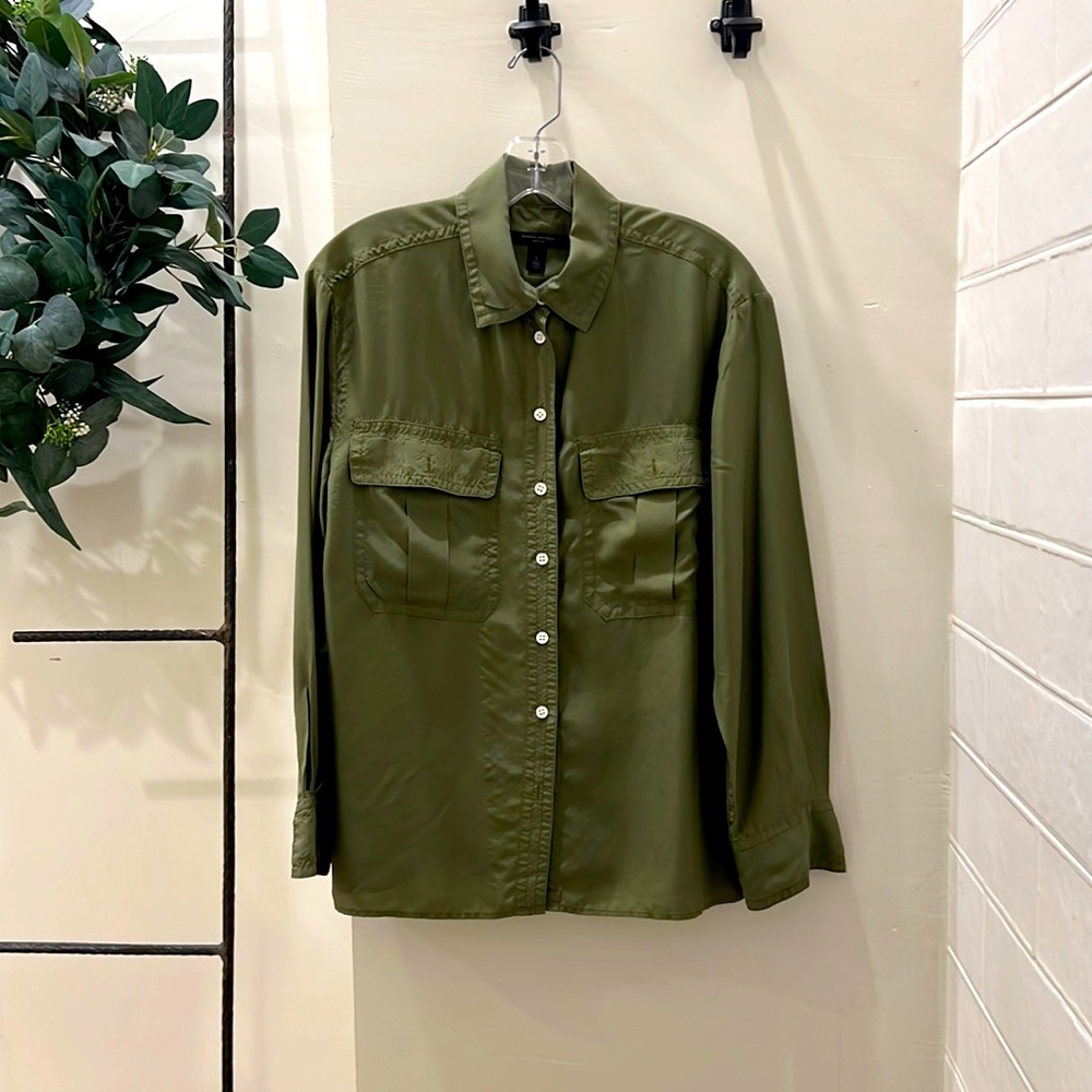 Banana Republic size s 💯 silk olive blouse